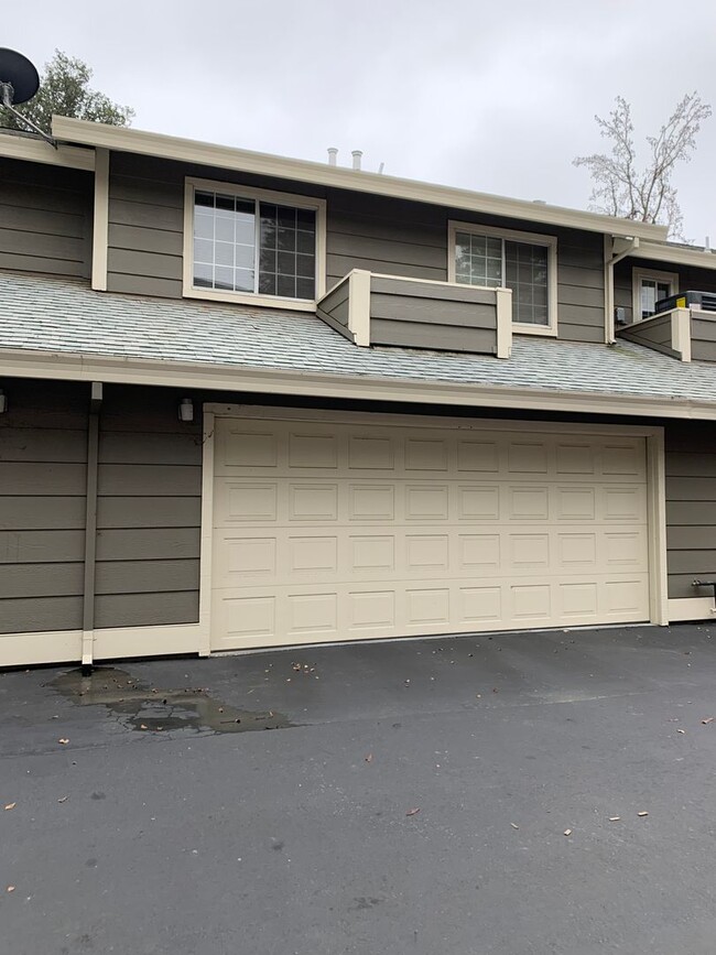 Building Photo - Cute 2 bedroom, 2.5 bath townhome in Folsom.