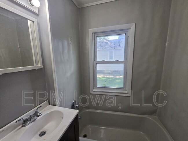 Building Photo - 301 Leland Ave