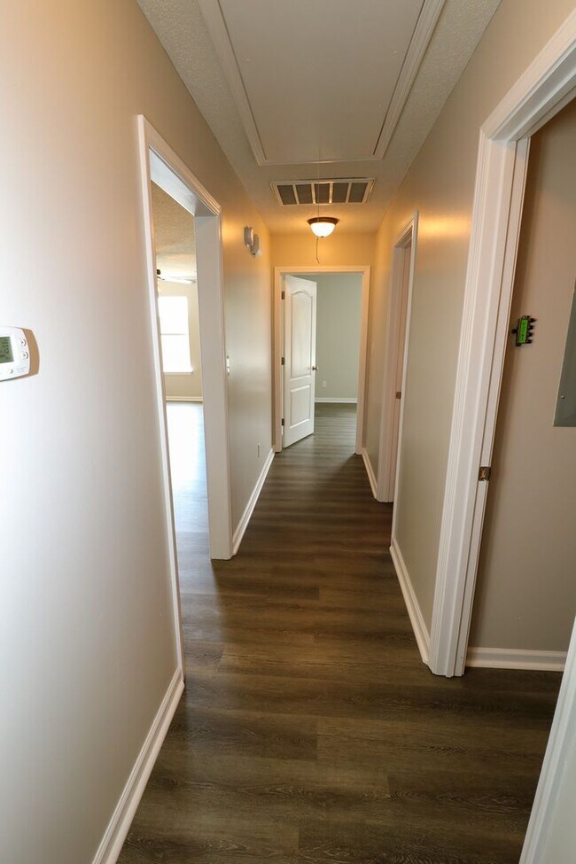 Building Photo - Lincoln Tri-Plex Upstairs Unit