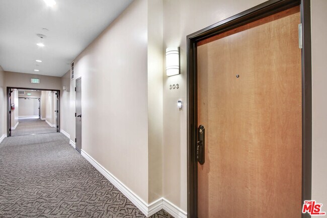 Building Photo - 1726 S Bentley Ave