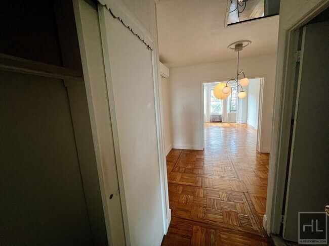 Building Photo - 2.5BR 1BA Crown Heights Limestone Parlor L...