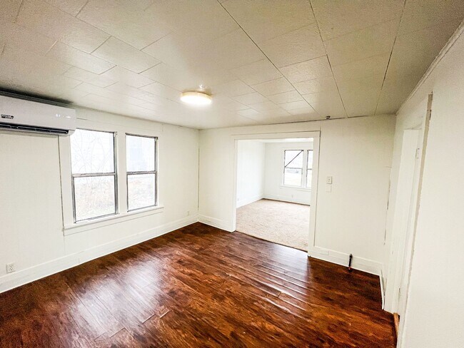 Building Photo - Charming 2 Bed, 1 Bath Home with Modern Kitchen