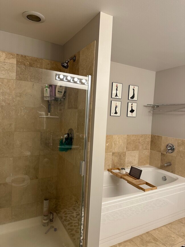 Building Photo - 1422 N La Salle Dr