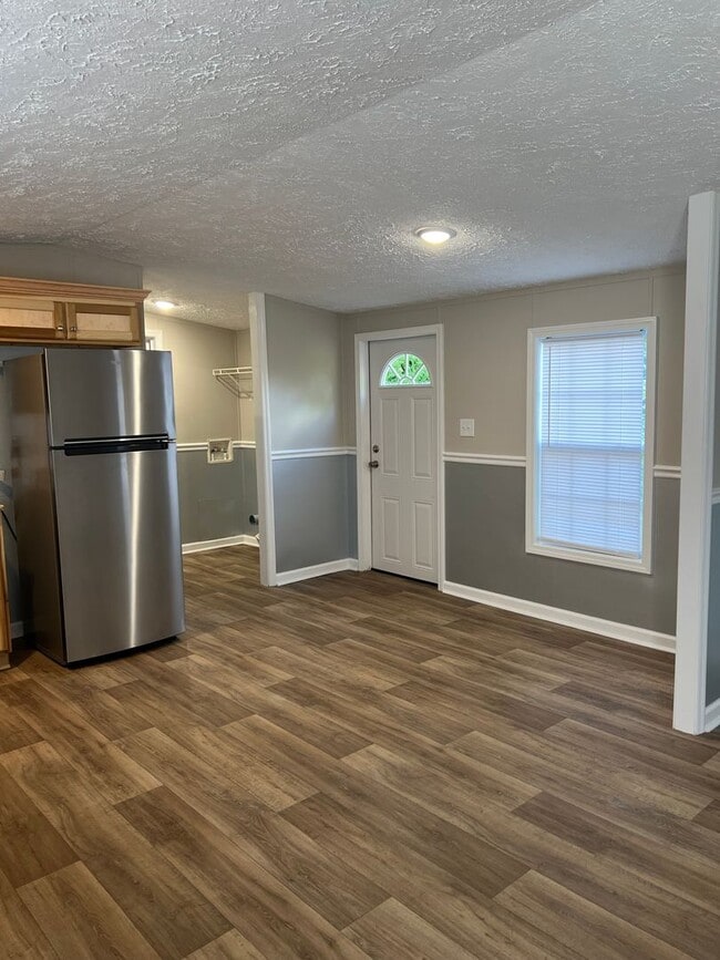 Building Photo - Fully Renovated & Pet Friendly 3 Bedroom, ...