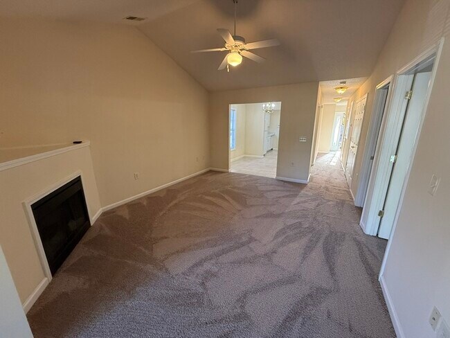 Building Photo - Beautiful 2 Bed 2 Bath Villa with 1 Car Ga...