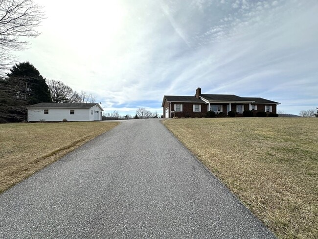 Building Photo - Peaceful Country Living
