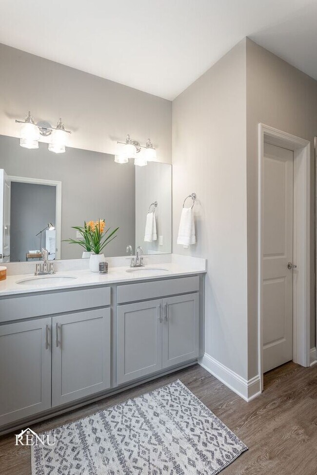 Building Photo - 2374 E 18th Street Pl