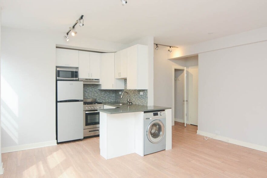 Building Photo - 511 W Belmont Ave