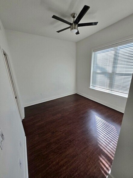 Building Photo - 726 E Emma Ave