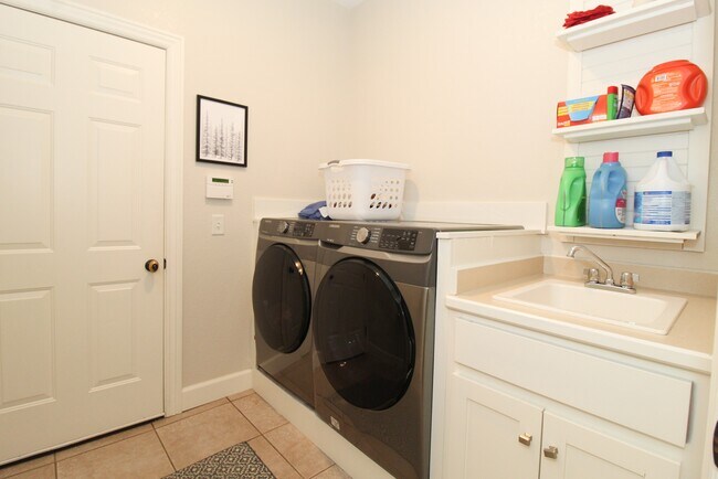 Building Photo - 1401 NE Dysart Woods Ln