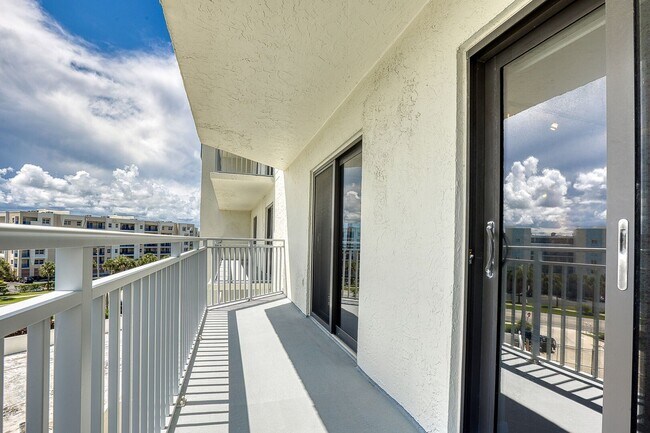 Building Photo - Fully Furnished Beautiful 2 Bedroom Seascape Towers Oceanfront Condo