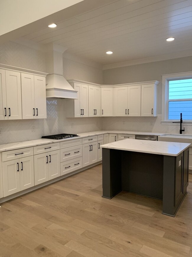 Building Photo - 4-Bed/2.5-Bath in Lockwood Glen!