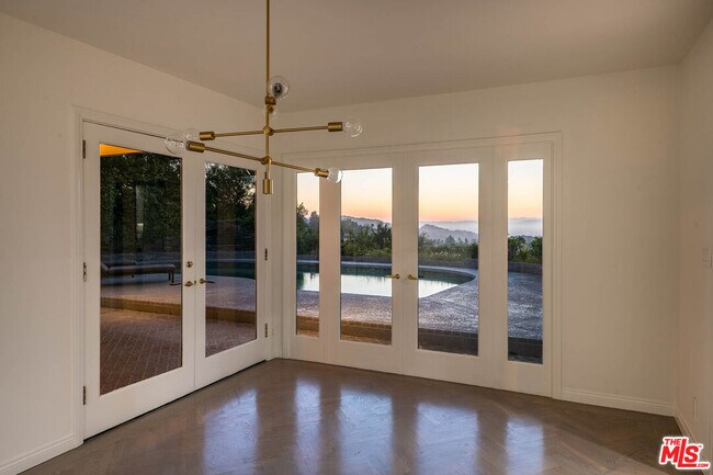 Building Photo - 3115 Dona Susana Dr
