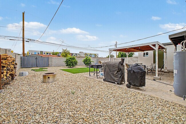 Building Photo - 2025 E Howe Ave