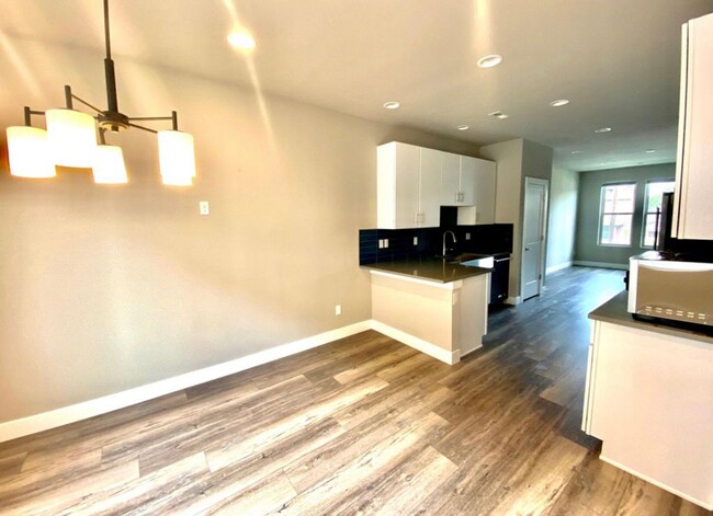 Building Photo - Sleek 3 Bedroom Townhome - Lincoln Park