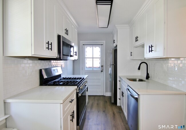 Building Photo - 6 Revere Dr