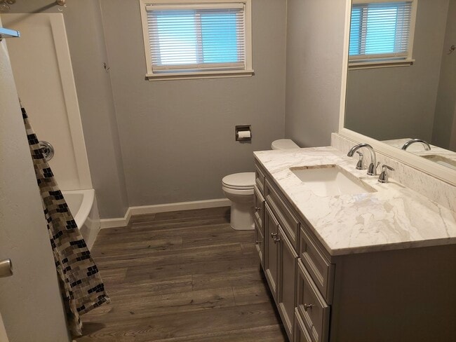 Building Photo - *LONG TERM RENTAL* 2 Car Garage