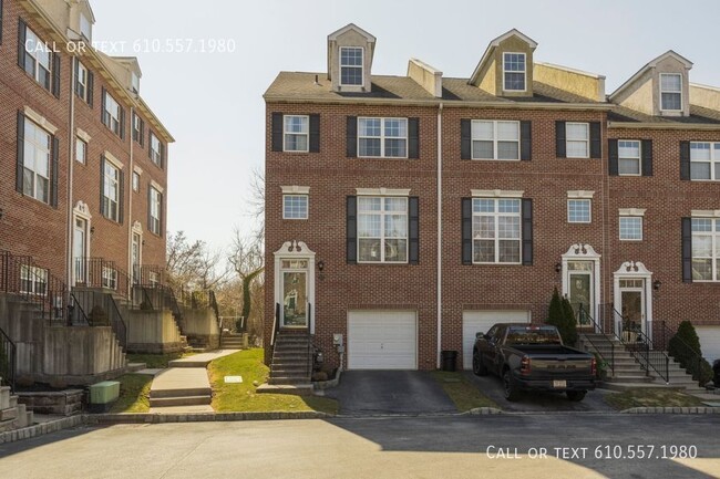 Building Photo - BEAUTIFUL BRICK TOWNHOME LOCATED IN FREEDL...