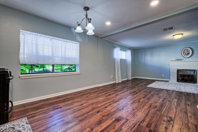 Building Photo - 5907 Nancy Ann St