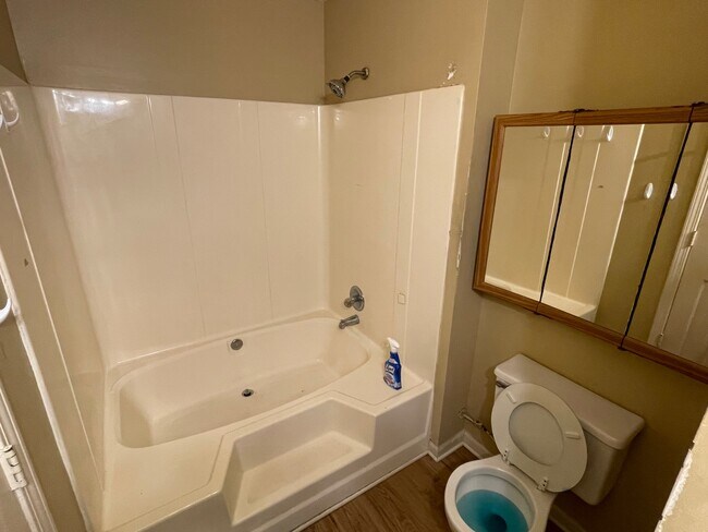 Building Photo - 122 Oriole Dr