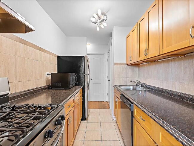 Building Photo - 2650 Ocean Pkwy