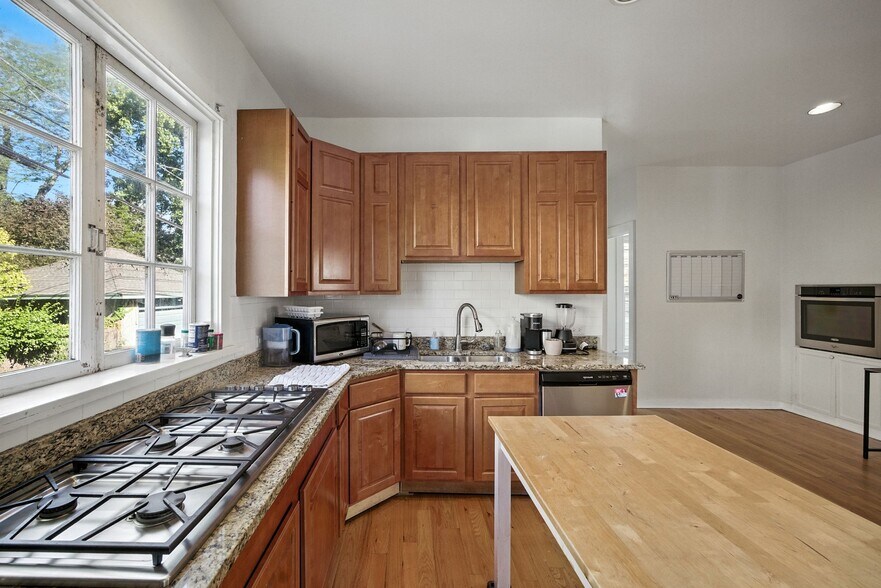 Building Photo - 627 Library Pl