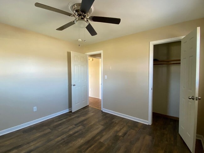 Building Photo - Adorable 2 bedroom, 1 bath duplex located ...