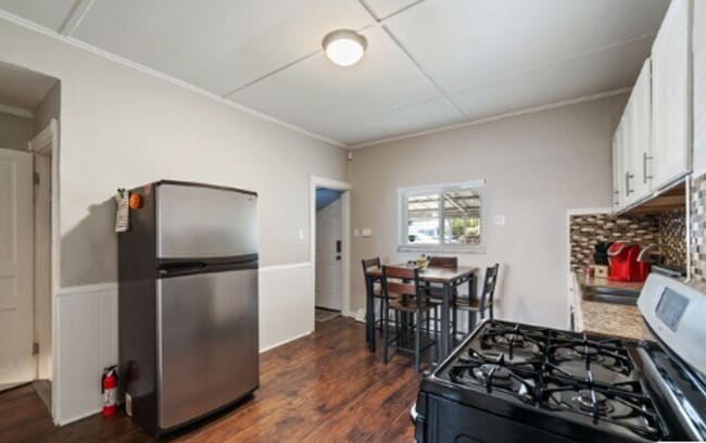 Building Photo - Newly Renovated 2 Bed, 1 Bath Home - Centr...