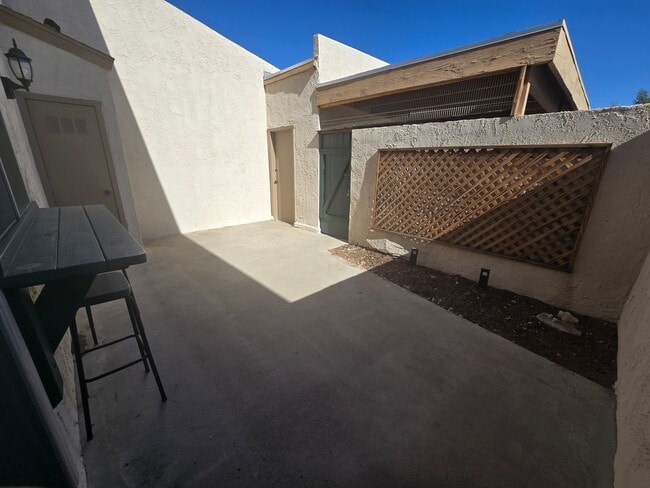 Building Photo - Cozy 2 bed 2 bath