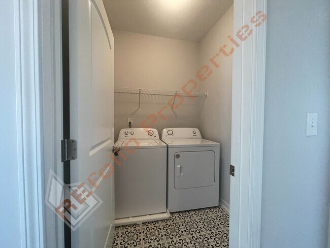 Building Photo - Beautiful 4BD 2.5BA Home w/Primary Suite o...