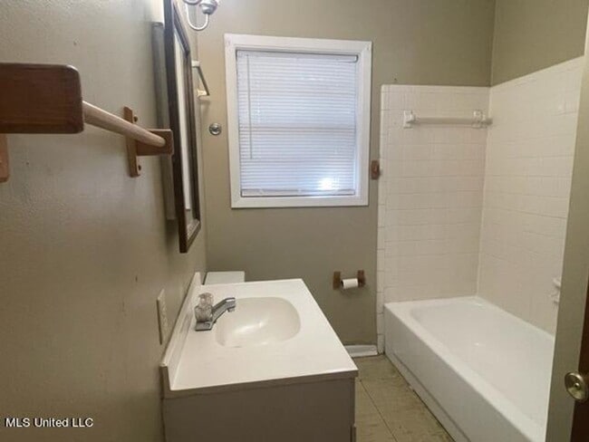 Building Photo - 3 Bed 1.5 Bath in Gulfport