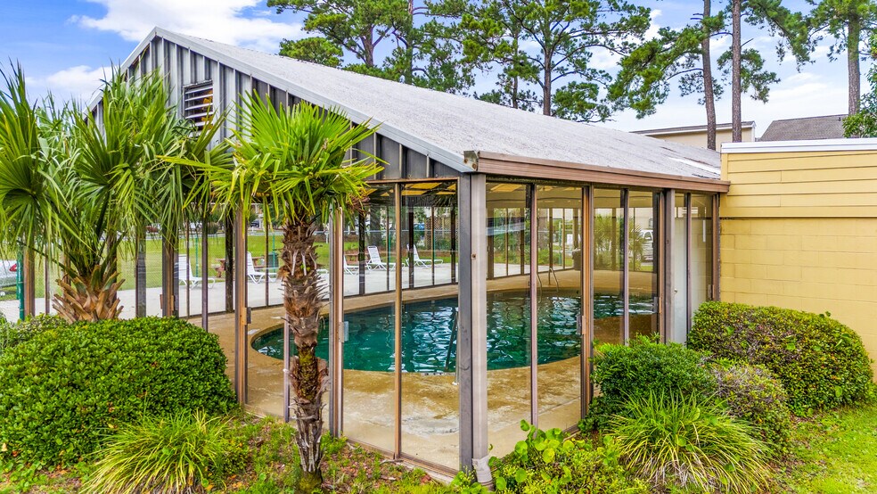 Building Photo - 1095 Plantation Dr W