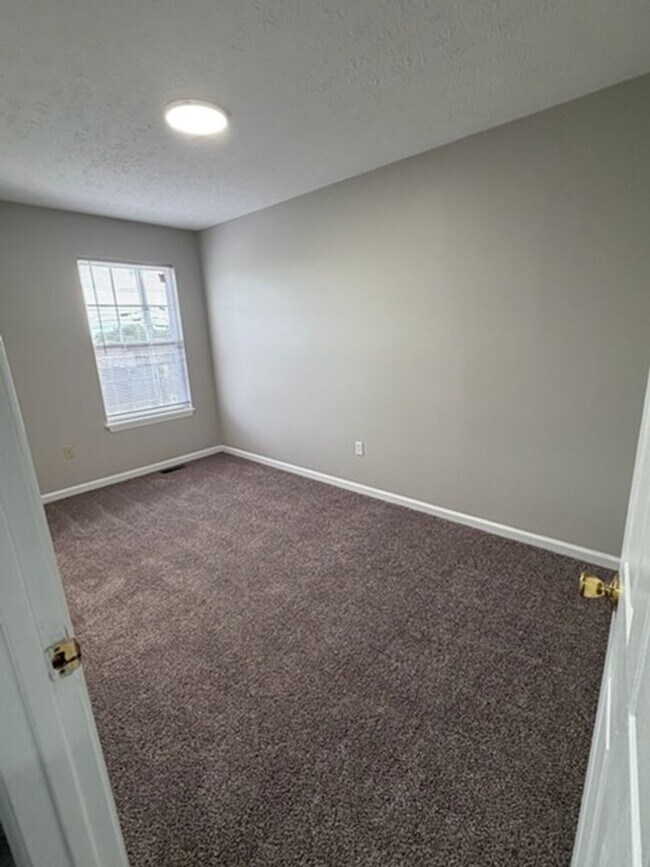 Building Photo - 211 Aqueduct Dr
