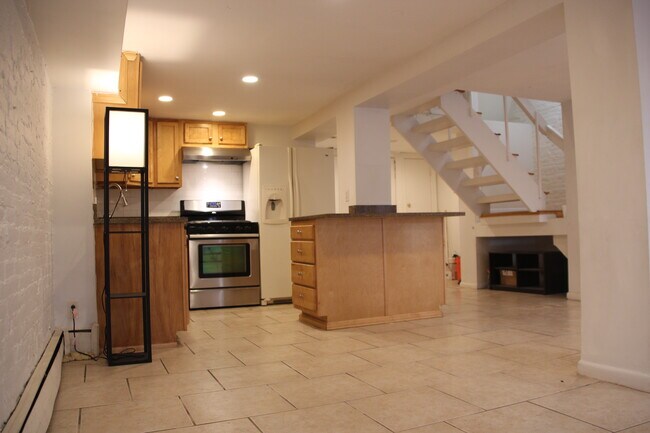Building Photo - 12 Follen St
