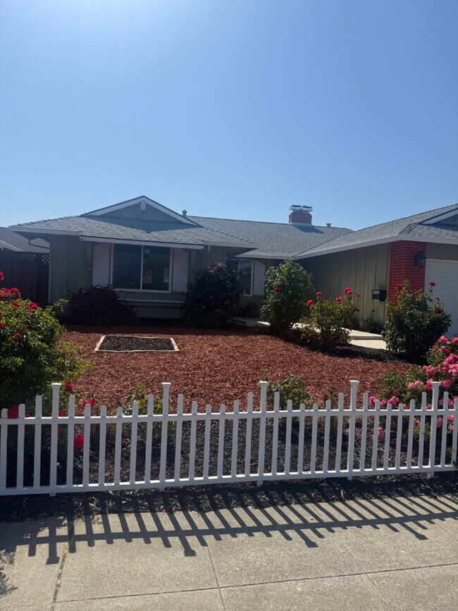 Building Photo - Charming 4 bedrooms and 2 full bathrooms L...