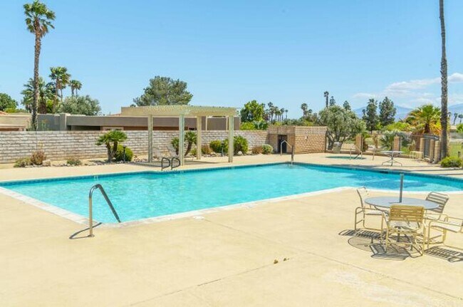 Building Photo - 1480 Sunflower Cir N