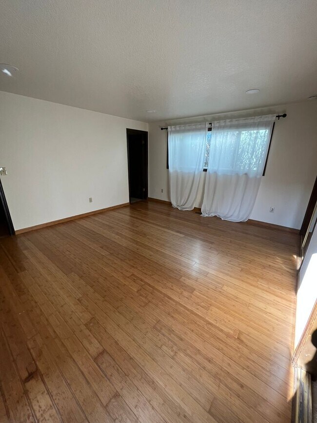 Building Photo - Beautiful One-Level Home with Sunroom, Vaulted Ceilings & Multiple Living Areas