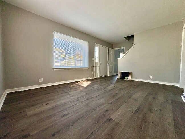 Building Photo - 1317 N Kaley St