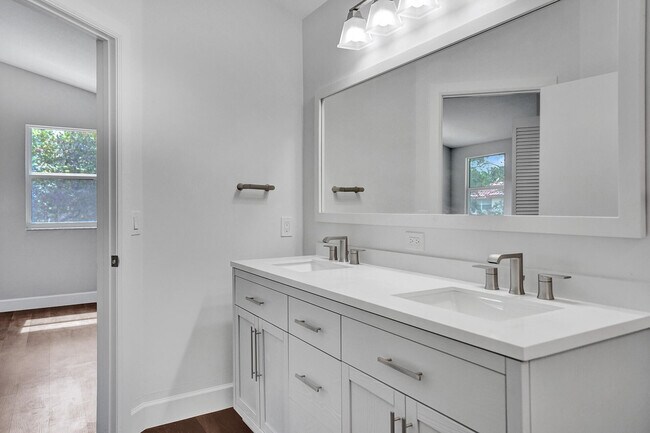 Building Photo - 9821 NW 5th Pl