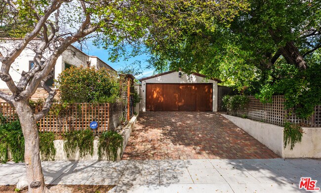 Building Photo - 1462 Mentone Ave