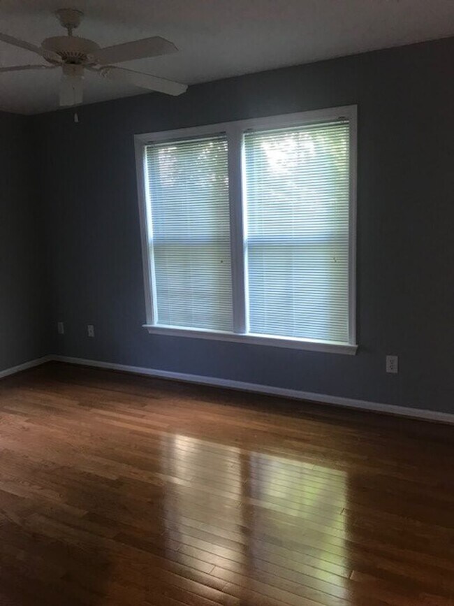 Building Photo - Spacious 3 Bedroom Townhouse Close to Down...