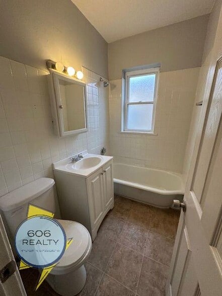 Building Photo - 2004 W Jarvis Ave