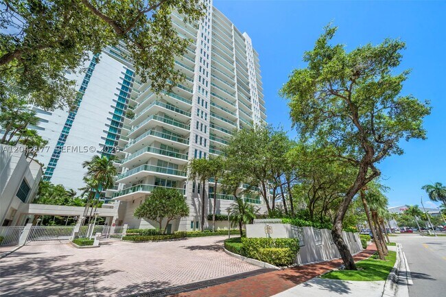 Building Photo - 2645 S Bayshore Dr