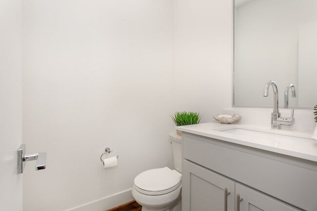 Building Photo - Modern 2 bed, 2.1 Bath townhome, walking distance to Greenville Ave