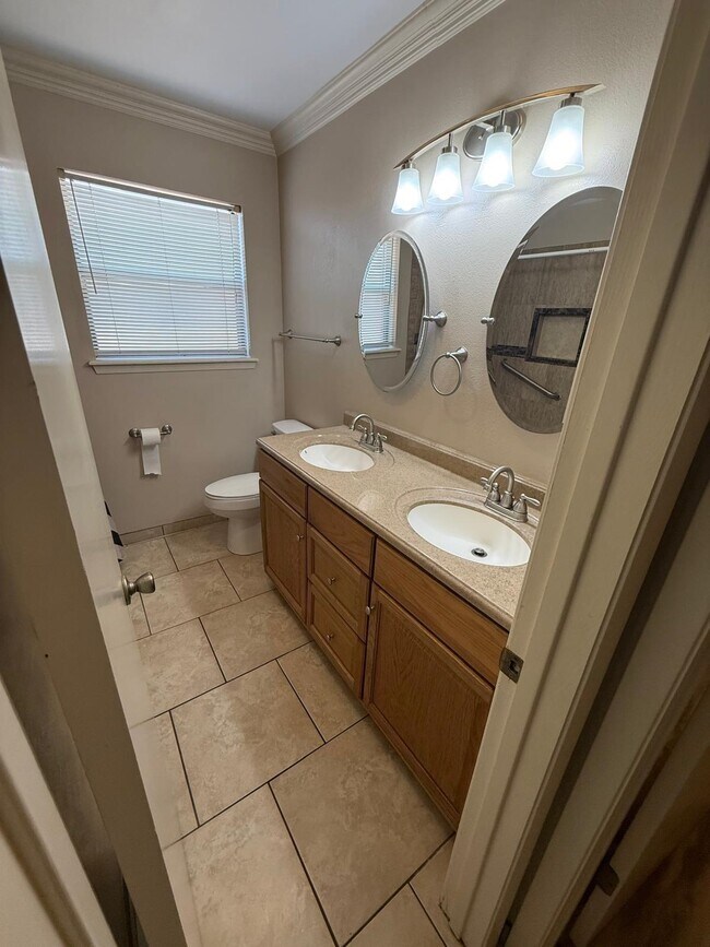 Building Photo - 1105 Hill Place Dr