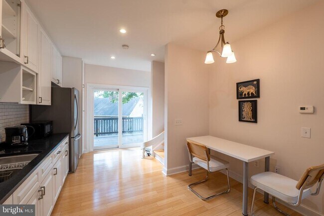 Building Photo - 4614 ROXBURY Dr