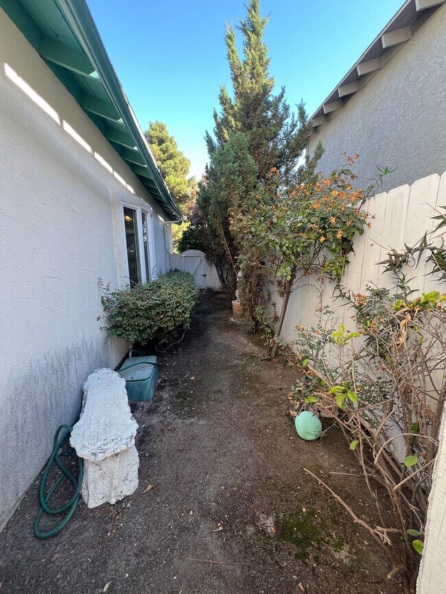 Building Photo - Stunning 4 Bedroom, 3 Bath Tierrasanta Hom...