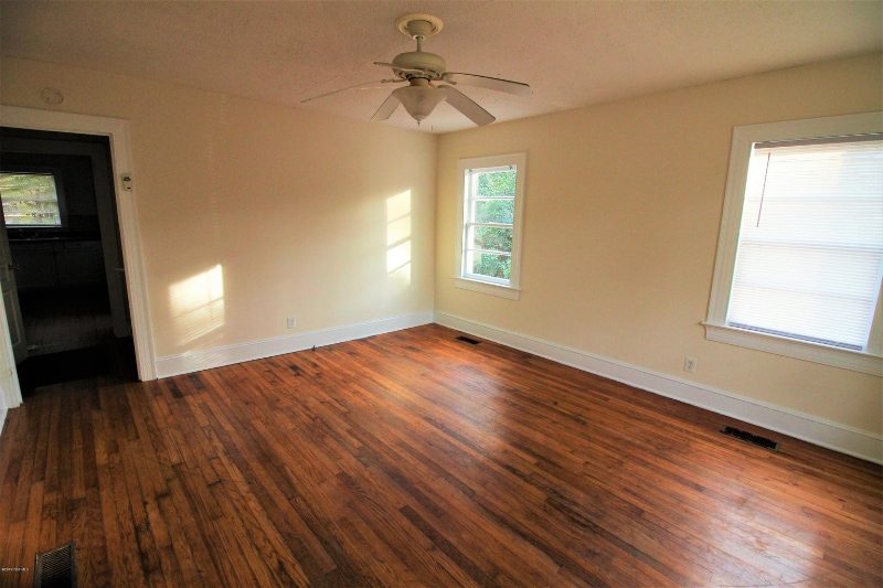 Building Photo - 503 S Oak St