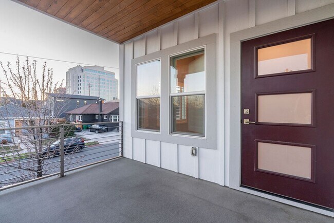 Building Photo - Contemporary Dual Level MidTown Bungalow with Balcony & Garage!