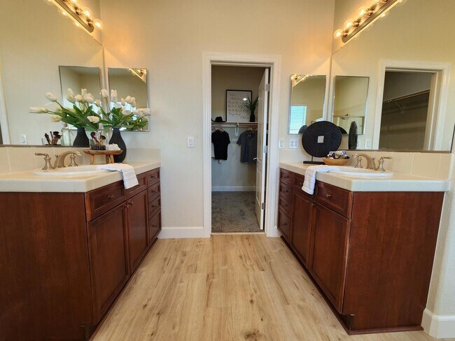 Building Photo - 6086 Cielo Cir